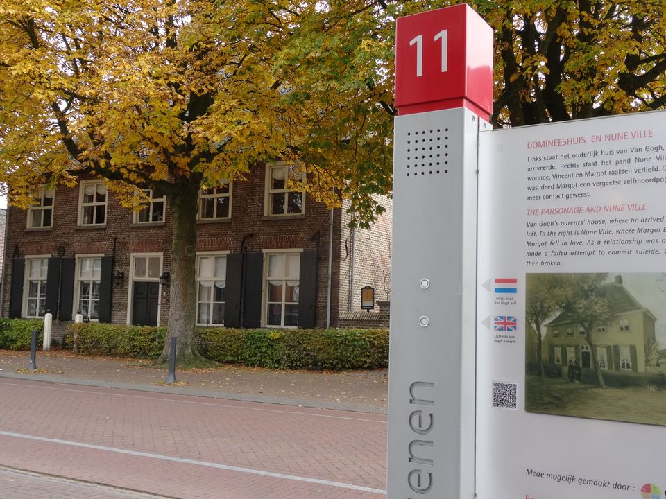 Informatie zuil die te vinden is tegenover de pastorie, met uitleg/