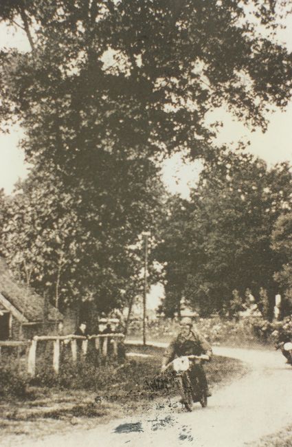 Norton-rijder W.H. Haigton is onderweg tijdens de TT op het circuit Rolde-Borger-Schoonloo.