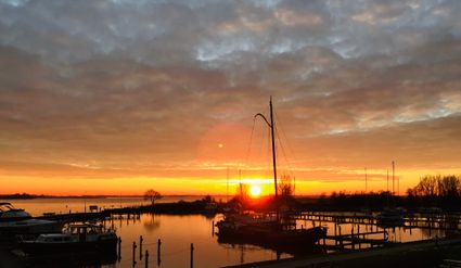 Haven van galamadammen tijdens een mooie zonsondergang