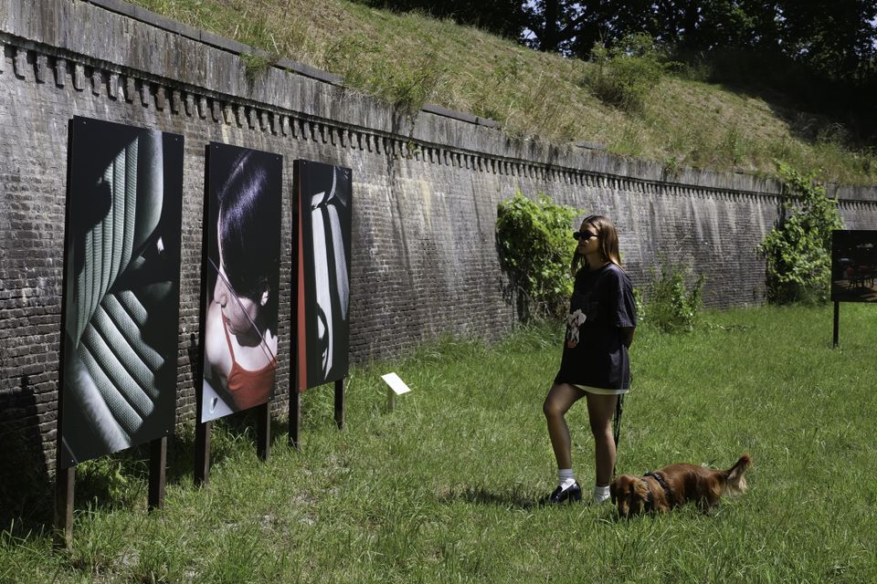 Vrouw kijkt naar foto's in de buitenlucht
