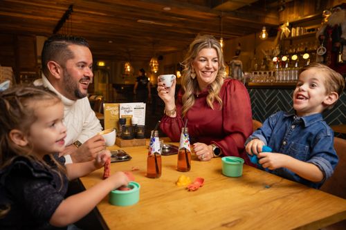 Gezin geniet van koffie en drinken bij Blendz Coffee