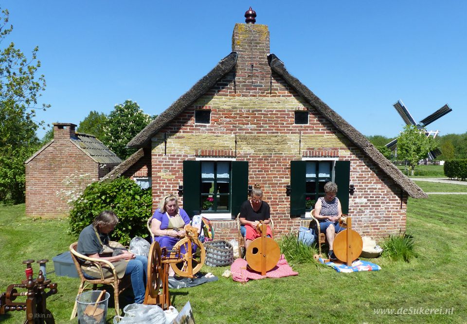 Spinsters voor een huisje bij De Sukerei