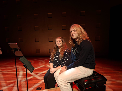 Twee studenten bezoeken HEAR//HERE in de Stadsgehoorzaal en Café Caat