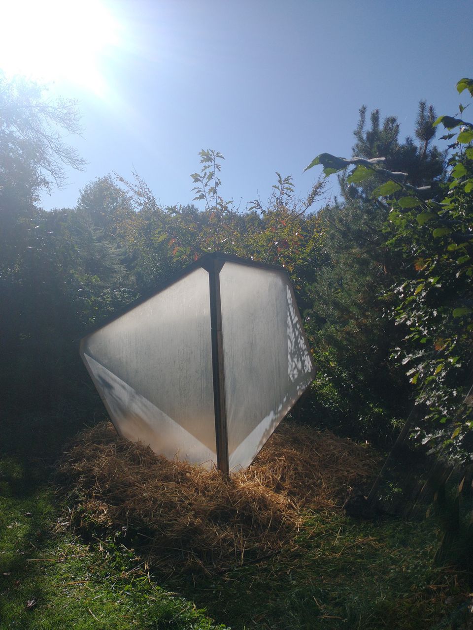 Vormstudies en varianten van het kunstwerk "Verticule"  (Folly Art Norg 2024) zijn her en der in de beeldentuin geplaatst en laten via een geheimzinnige transparantie fragmenten door van een diffuse werkelijkheid