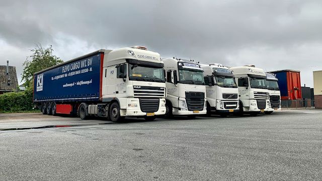 Vrachtwagens van Flevo Cargo op de parkeerplaats