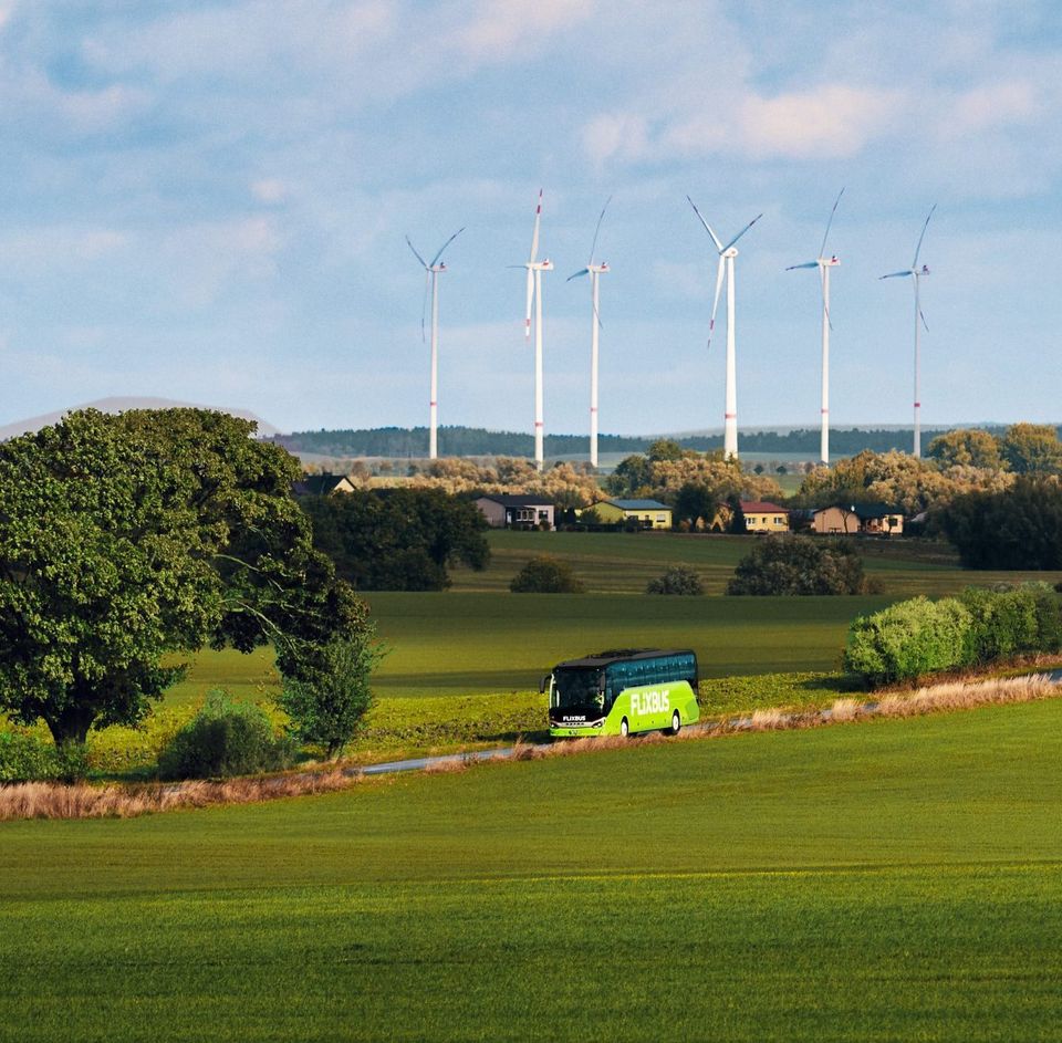 Flixbus onderweg windmolens op achtergrond
