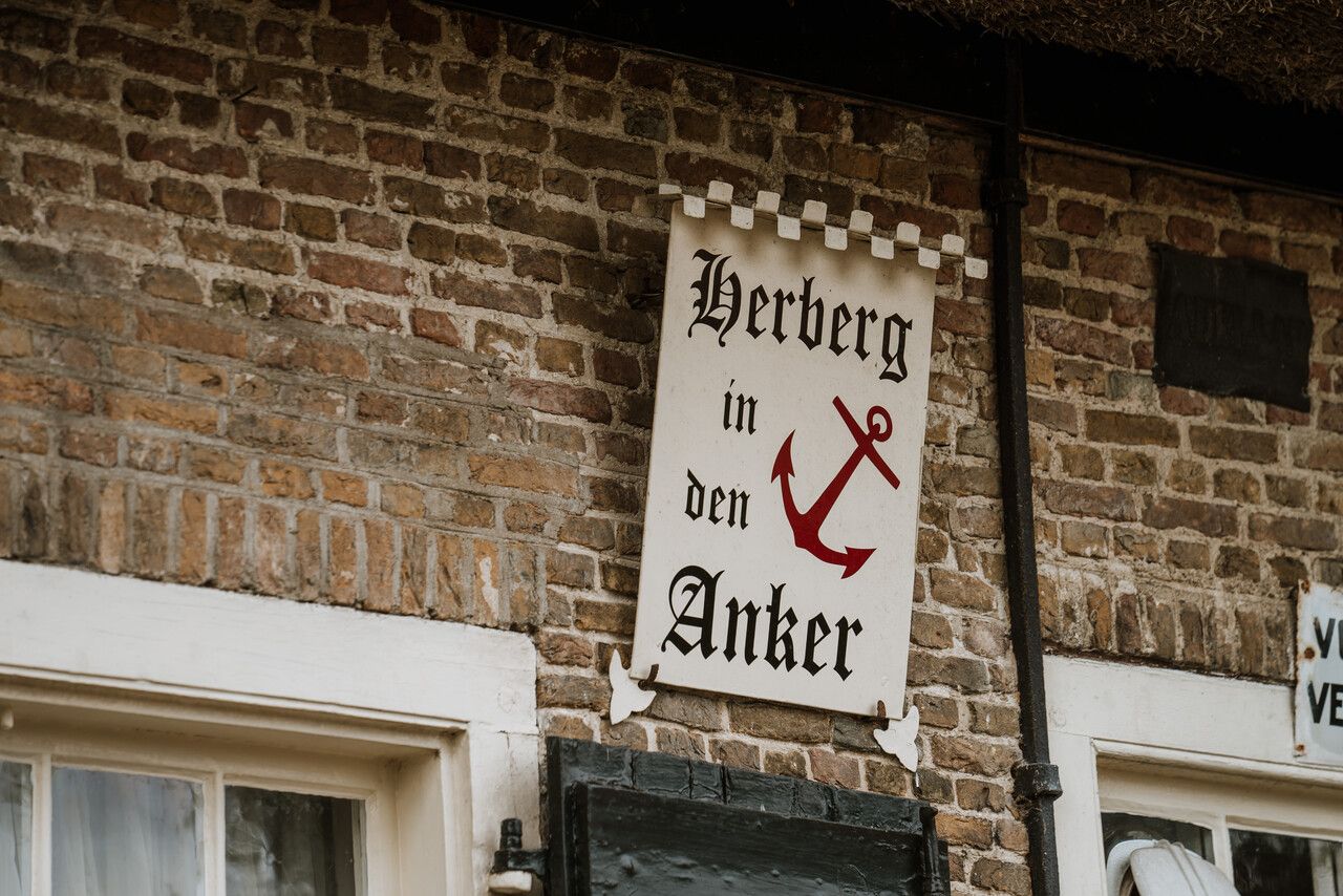 Bord met daarop de naam van de herberg.