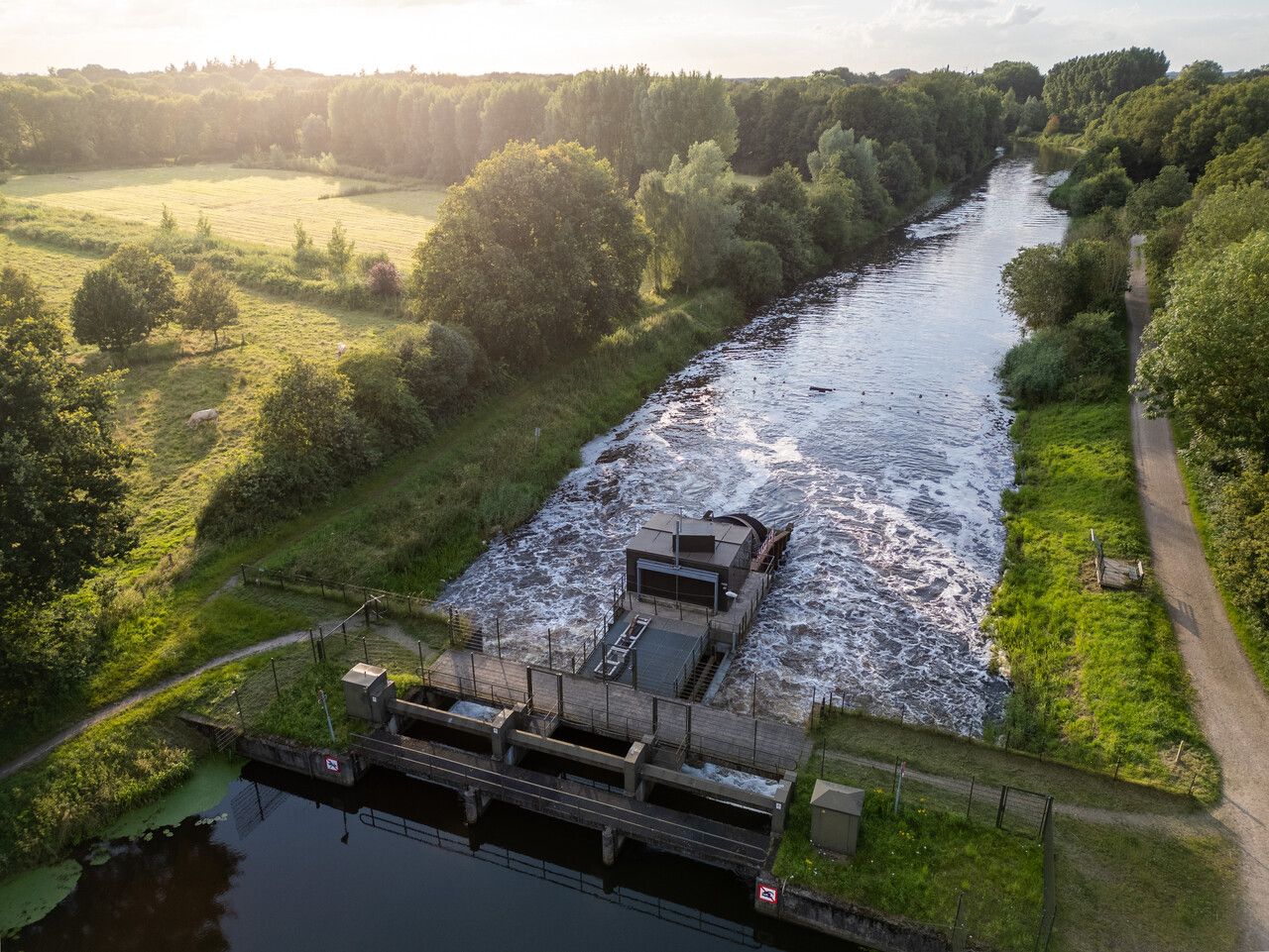 Drone beeld stuw en waterkrachtcentrale Sint-Michielsgestel