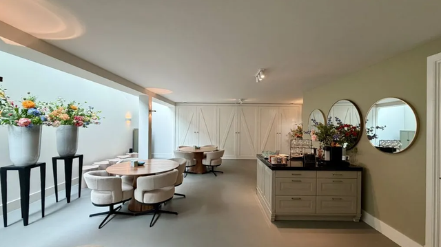 Vergader ruimte met tafel en stoelen