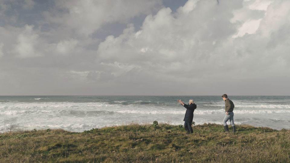 Twee mensen bij de kust