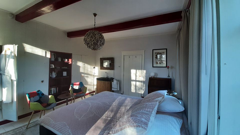 De Landkamer kijkt uit over de Warffumermaar en de tuin aan de zuidzijde. Het boxspringbed is comfortabel en heeft een lengte van 210 cm. Op de gang buiten de kamer heeft u een eigen badkamer tot uw beschikking met een douche en toilet.