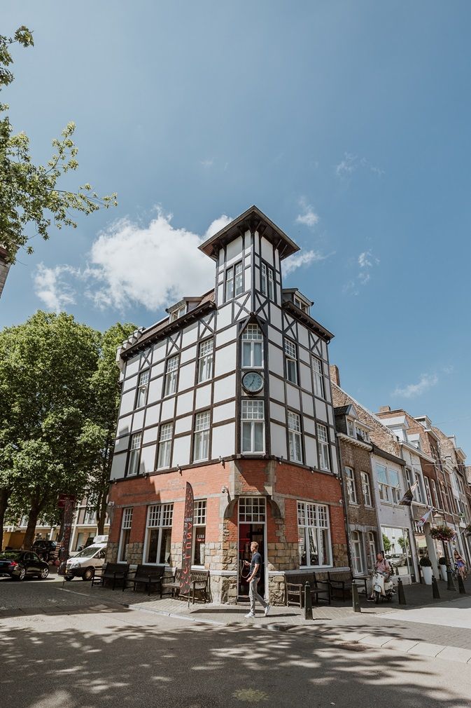 Luna Rosse Wyck gebouw rood wit