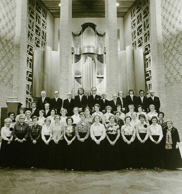 Het kerkelijk zangkoor, opgesteld in de gereformeerde Wederkomstkerk