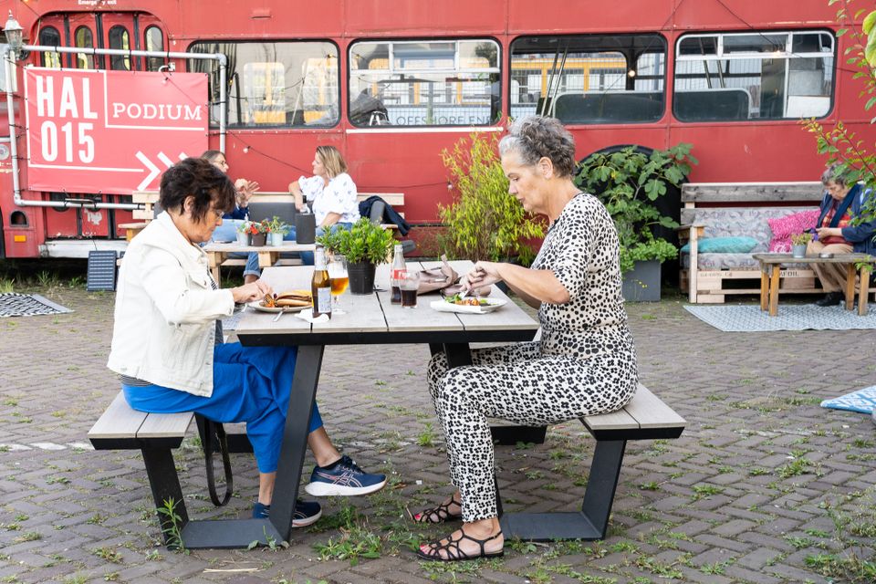 Mensen eten bij opening Delft Jazz