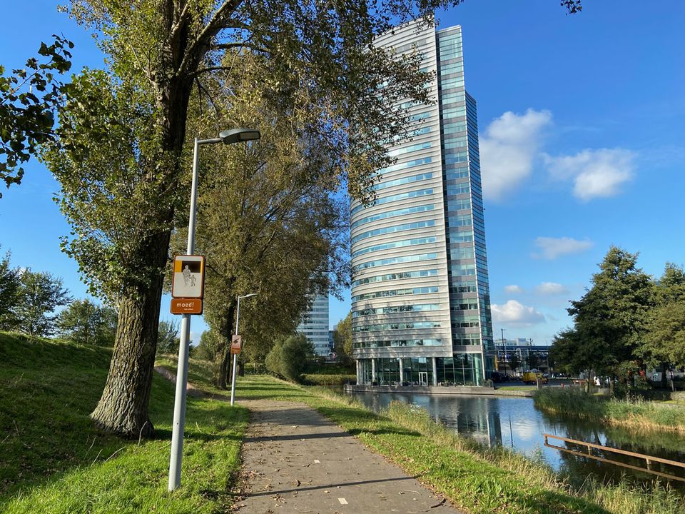 Deel van het kunstwerk 'Moed! mijn soldaat' langs de Geniedijk Haarlemmermeer.