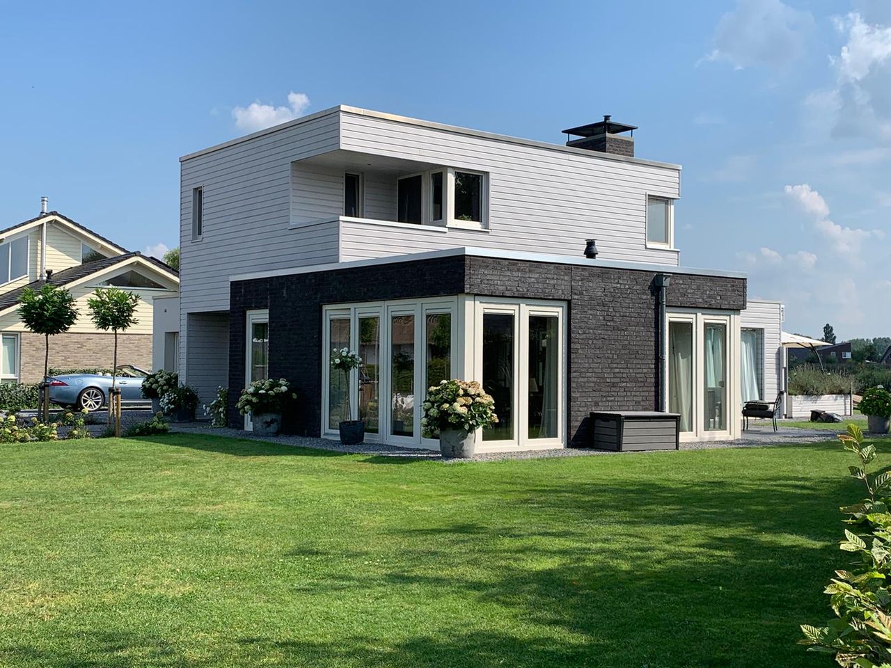 Zijkant van onze villa (B&B op 1e verdieping)