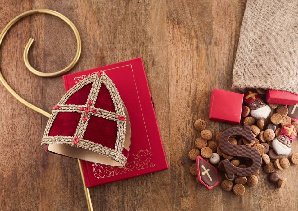 Een mijter met snoepgoed