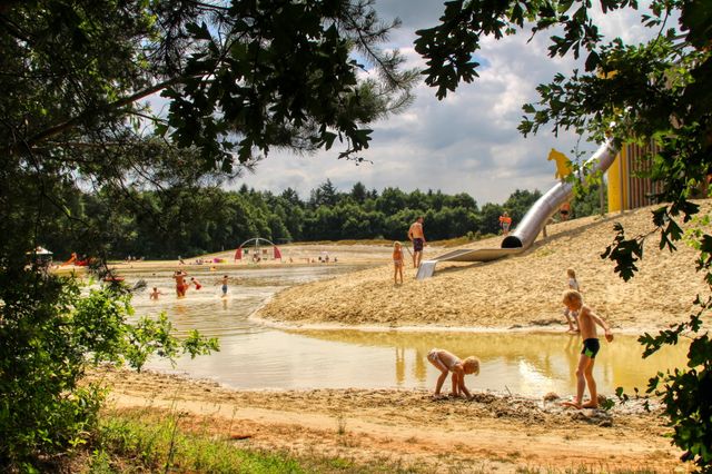 Kinder spielen am Strand eines Campingplatzes in Drenthe.