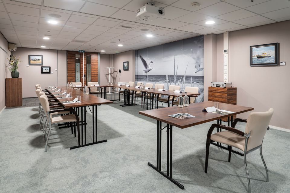 Expositie schilderijen in het Two Brothers Noordwijk Beach hotel