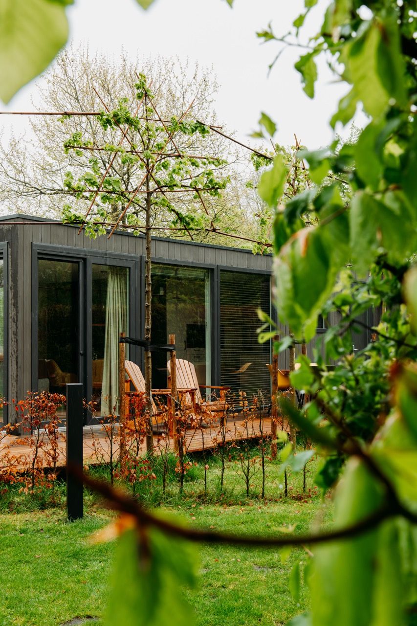 buitenzijde royaal terras rondom het Oosterchalet