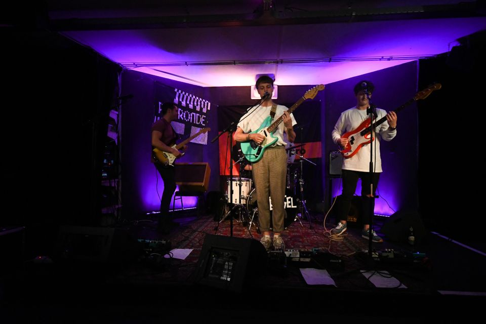 Liveoptreden van een band tijdens Rondje Cultuur in Woerden, een avond vol muziek en lokaal talent.