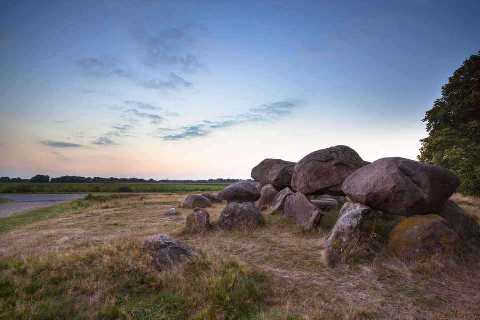 zonsondergang bij hunebed in Loon, Drenthe.