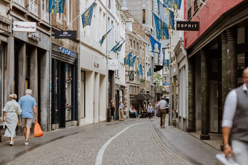 Wolfstraat Maastricht winkels en lopende mensen