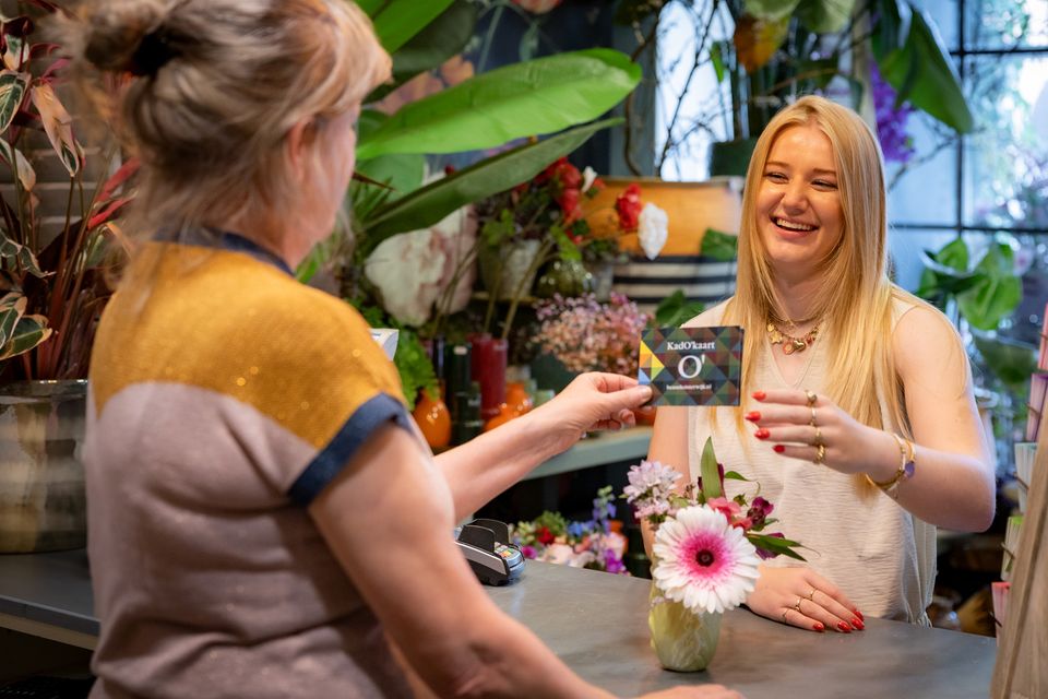 Medewerker bloemist Belle Rose in Oisterwijk neemt kadokaart in van klant