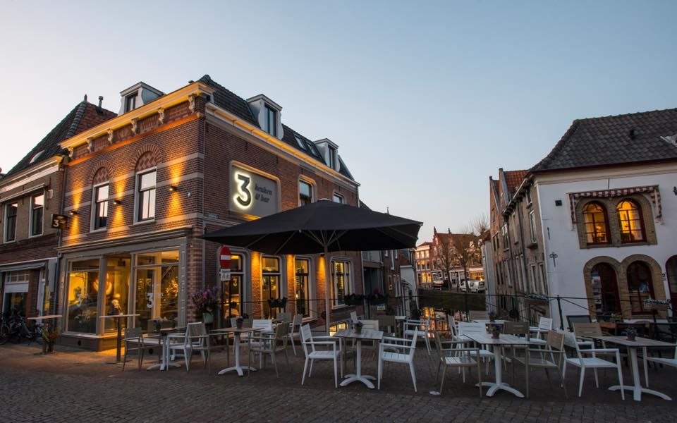 Terras van 3 keuken & bar aan de Visbrug in Oudewater, sfeervol verlicht restaurant aan het water in het centrum van het Groene Hart.