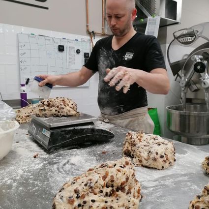 Bakker van Bakkerij Stevig Brood is bezig met brood bakken