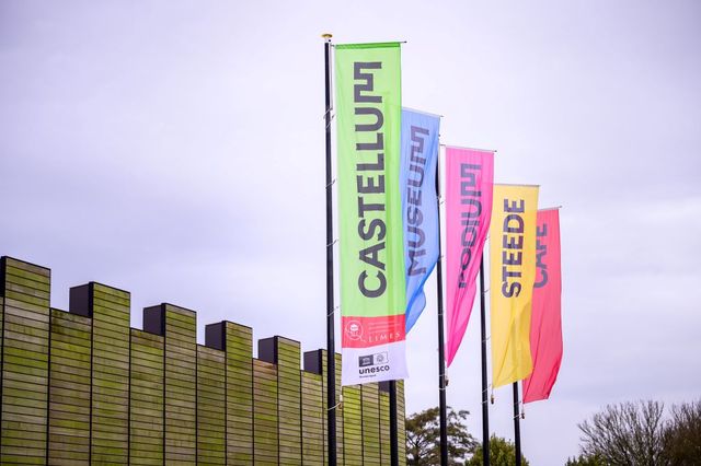 Pal voor de entree van Castellum Hoge Woerd met zijn de kleurrijke vlaggen bevindt zich het Romeinse badhuis.