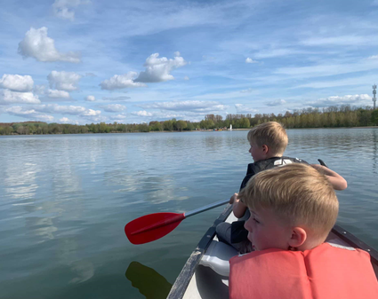 Twee jongens op kano op water.