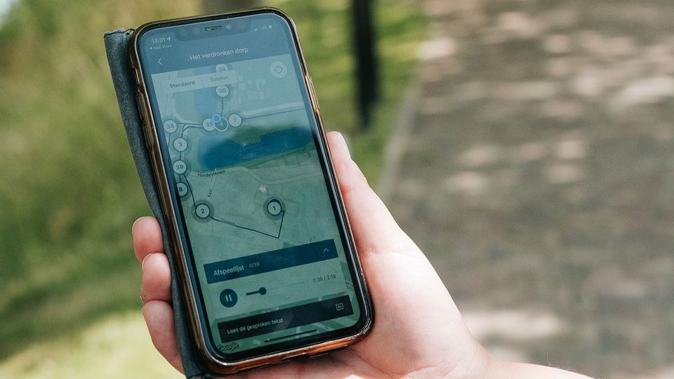 Telefoon met podwalk[-app op scherm