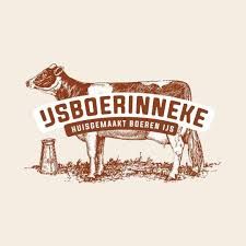 Tekening in bruin/wit van een gevlekte koe en een melkbus. De letters IJsboerinneke staan in een boog voor de koe.