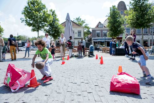 Kinderen die aan het buiten spelen zijn op de Koemarkt