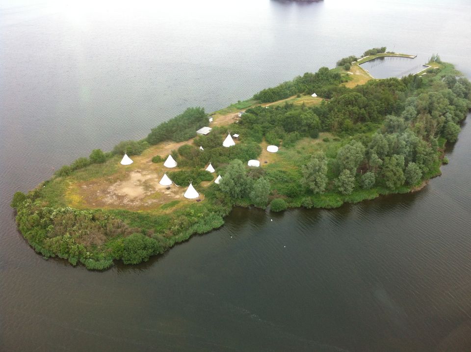 Luchtfoto van het eiland De Kluut met daarop de kampeerfaciliteiten van CampSpirit