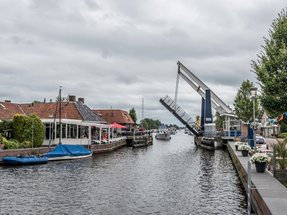Brug die open staat van Echternerbrug naar Delfstrahuizen
