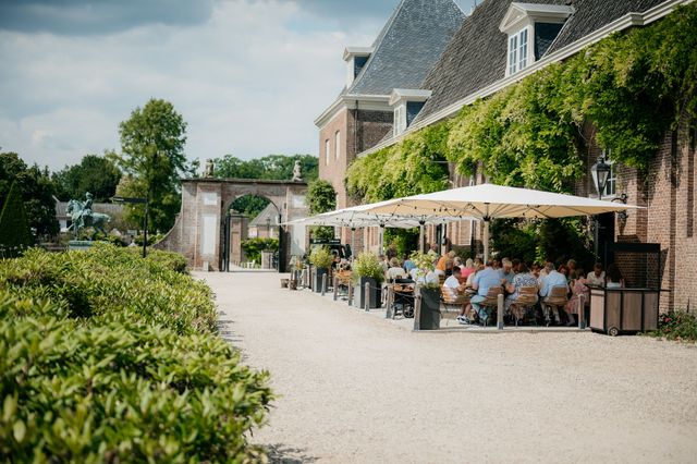 Terras van Liz Restobar aangrenzend aan Kasteel Amerongen