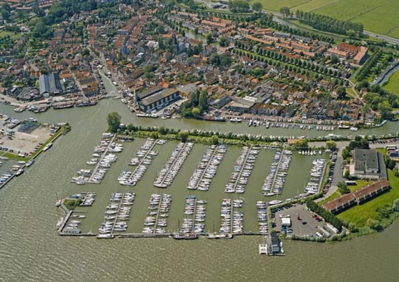 Luchtfoto haven van Monnickendam