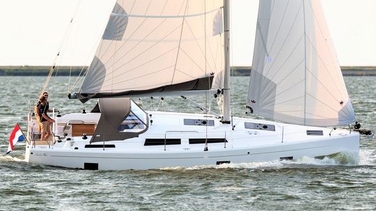 Zeilboot ligt schuin in water.