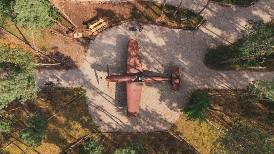 Een vliegtuig bij schijnvliegveld De Kiek