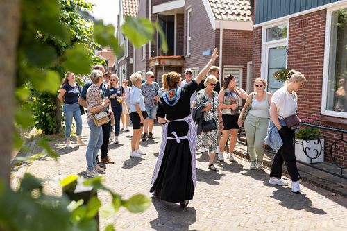 Een rondwandeling met gids door Volendam.
