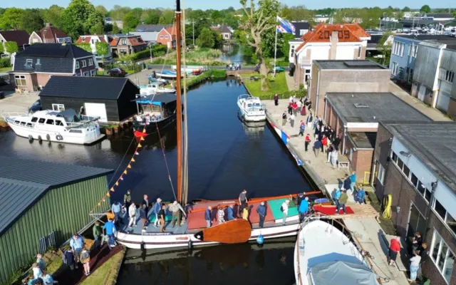 Een skûtsjenoodbrug voor de Canadezen
