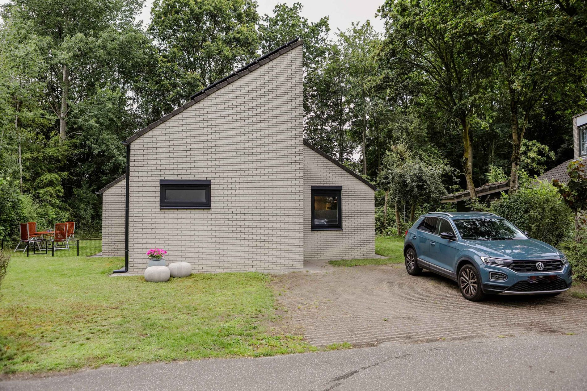Vakantie Hoeven ligt groen en rustig en heeft een eigen parkeerplaats bij de woning.