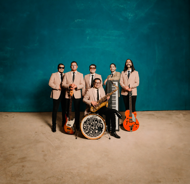 Los Moustros del Espacio Exterior met saxofoon, gitaar en basgitaar, voorafgaand aan hun optreden bij Podium Bredius in Woerden.