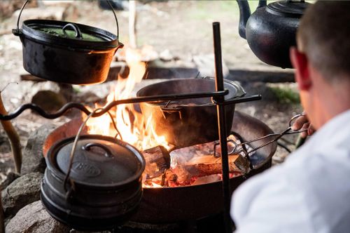 Iemand die aan het koken is op open vuur