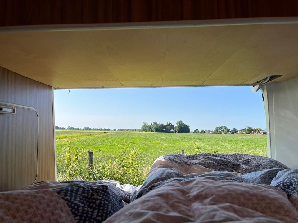 Vanuit je bed kijk je uit over de Friese weilanden. Buiten begint hier direct voor de deur.