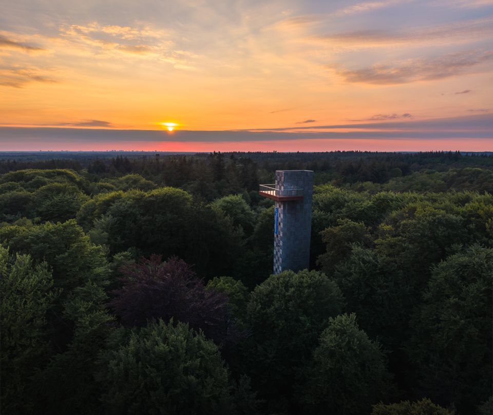 Dronefoto van uitkijktoren De Kaap in de Kaapse Bossen in regio De Utrechtse Heuvelrug in Doorn bij zonsondergang.