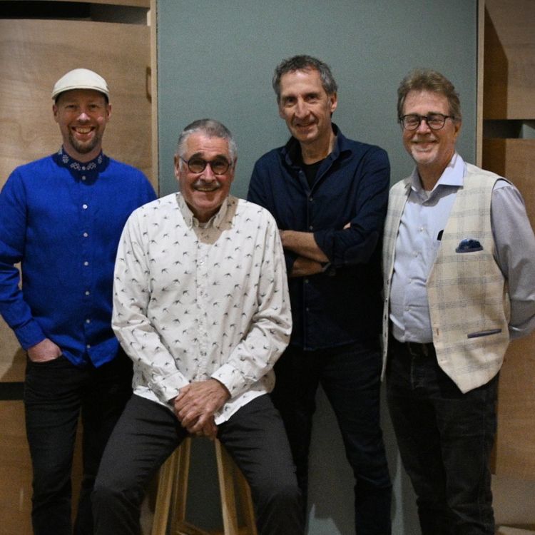 Op de foto staan de leden van de band achter de Ad van Drunen die op een barkruk zit.