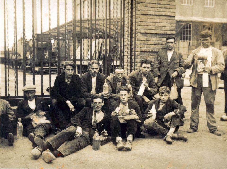 Arbeiders op de KVL drinken melk; een van de voorbeelden van zorg voor het personeel (Bron: Archief Oisterwijk in Beeld - Ad van den Oord).